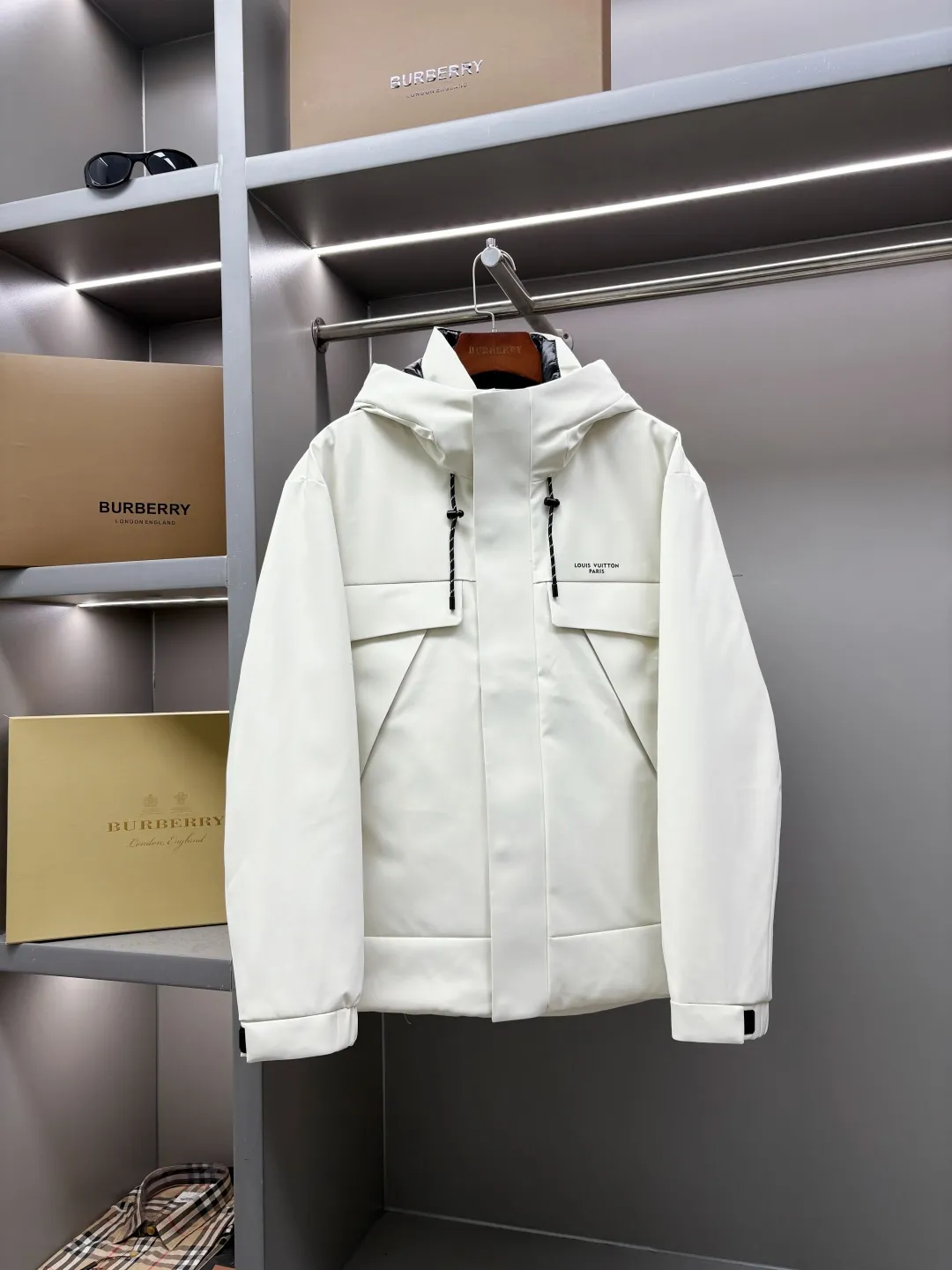 🅿️1440 LV Louis Vuitton's new lettered down jacket is rarely available through trading company channels, and will be sold simultaneously on the official website! V's new down jacket is a popular fashion item this winter. The fabric is made of customized high-density technical fiber blend material, which has excellent windproof, waterproof and anti-velvet capabilities! This means you can wear it outside in the cold winter months with confidence and stay dry and warm whether it’s windy, rainy or snowy! This design not only increases the overall sense of layering, but also makes you look more outstanding when wearing it!  The interior is filled with European standard imported 90 white goose down. The interior is divided into sections through horizontal quilting technology, making the down jacket full and fluffy. It not only provides sufficient warmth, but also maintains a light feeling, making you more comfortable when wearing it! As well as hardware accessories engraved with the brand's logo, it shows luxurious and elegant details! The casual and versatile version, whether you are a boy or a girl, can easily interpret different styles, making you the center of attention in different occasions! Size: M-XXXL Color: black beige